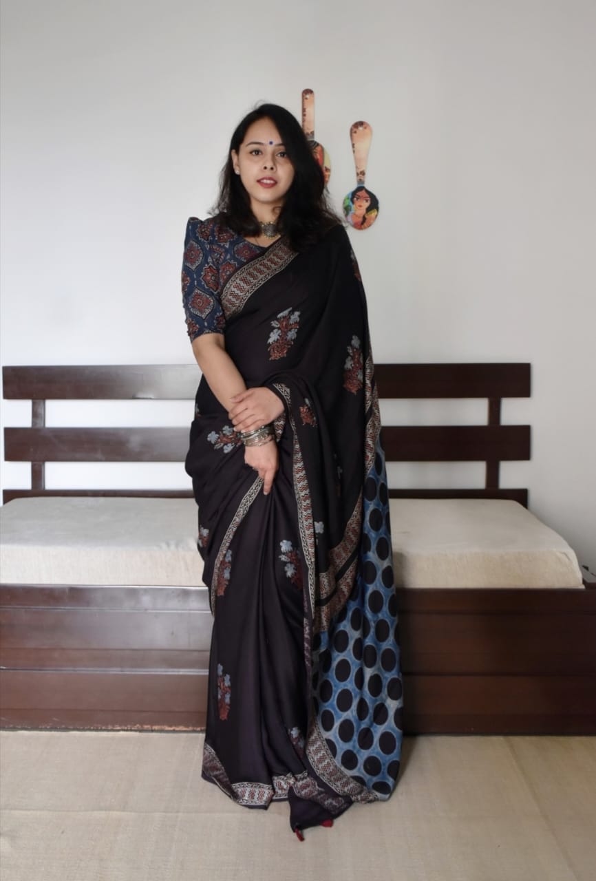 Maroon Saree Mein Bold Tradition aur Artistic Grace