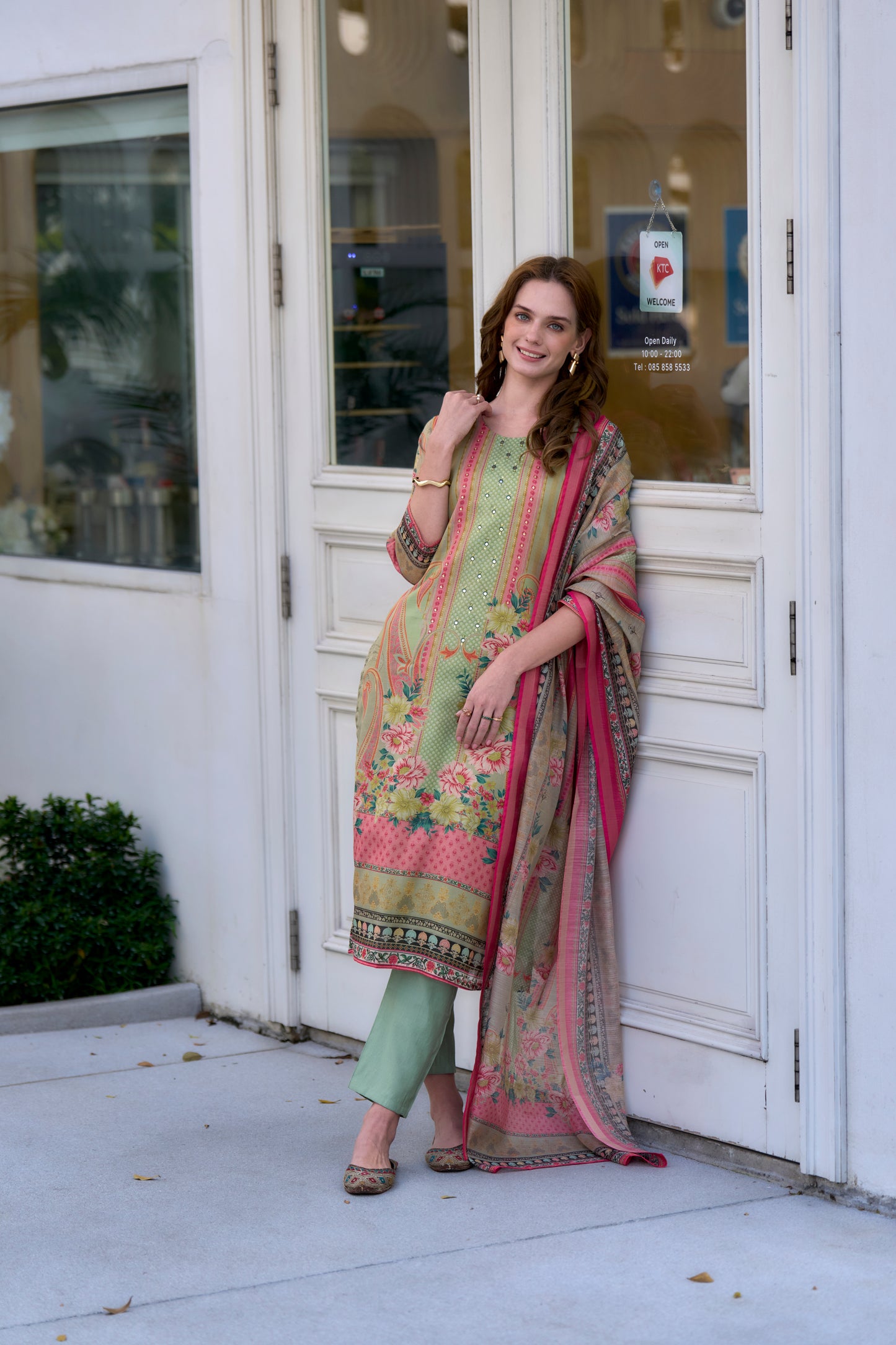 SHOWOFF Women's Floral Straight Kurta and Trouser