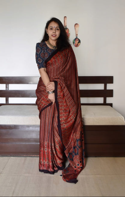 Maroon Saree Mein Bold Tradition aur Artistic Grace