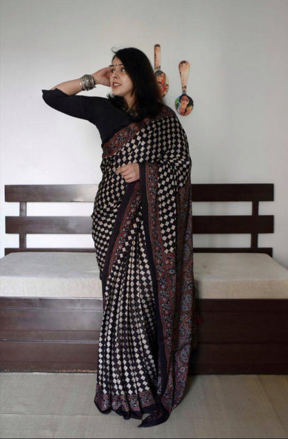 Maroon Saree Mein Bold Tradition aur Artistic Grace