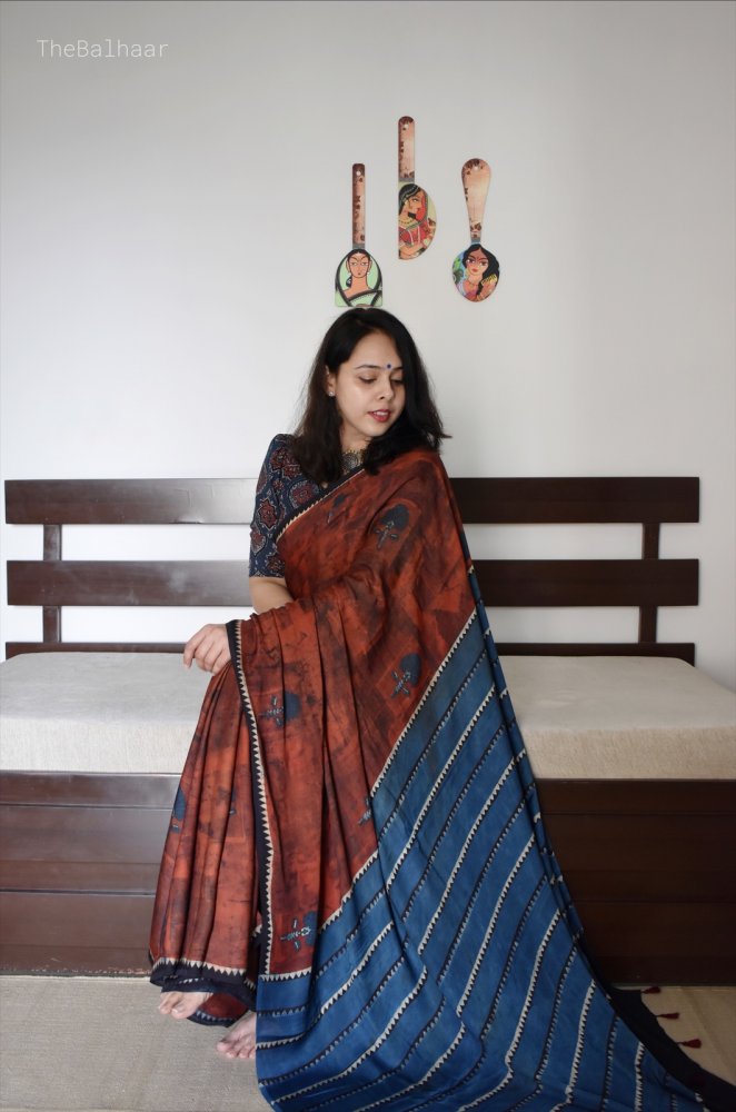 Maroon Saree Mein Bold Tradition aur Artistic Grace