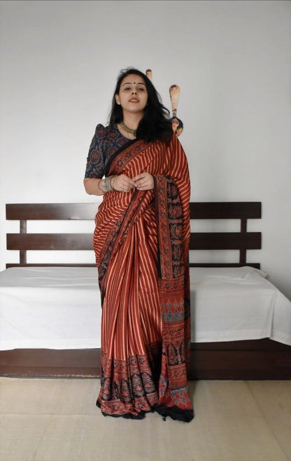 Maroon Saree Mein Bold Tradition aur Artistic Grace