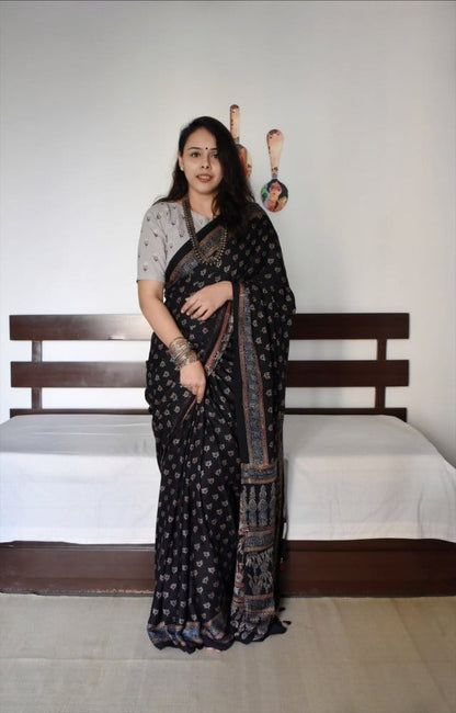 Maroon Saree Mein Bold Tradition aur Artistic Grace