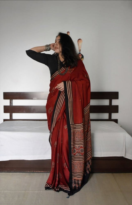 Maroon Saree Mein Bold Tradition aur Artistic Grace