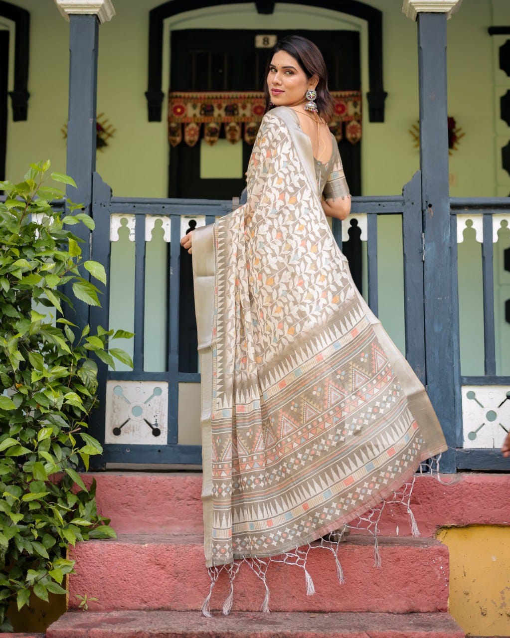 ENJOY YOUR MOVE WITH THIS SAREE